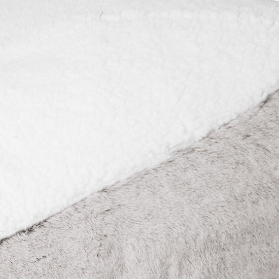 Cama Encorvada para Perros Mediana - Piel de Conejo Sintética Gris Claro 03