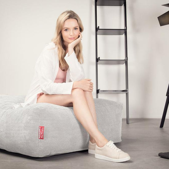 Lounge Pug, CloudSac 250, Puf Reposapiés Otomano Viscoelástico, Pompón Crema
