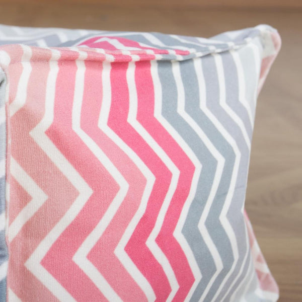 Silla De Juego Puf - Estampado Geométrico Chevron Rosa Fabric Close-up Image