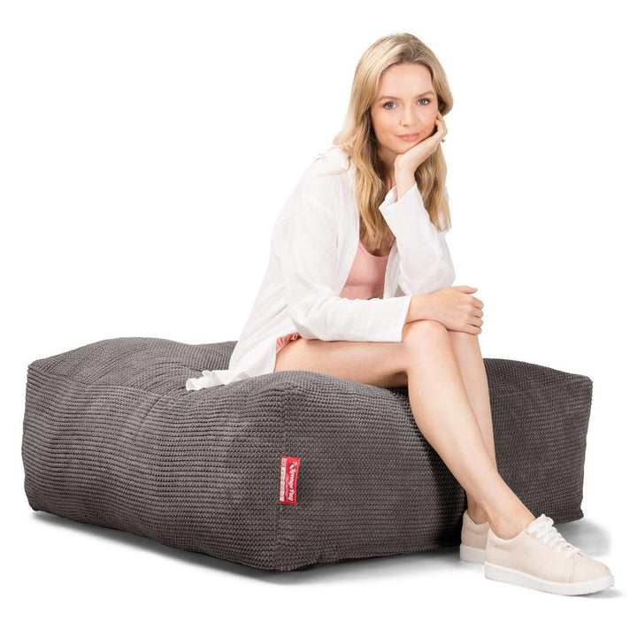 Lounge Pug, CloudSac 250, Puf Reposapiés Otomano Viscoelástico, Pompón Carbón Gris
