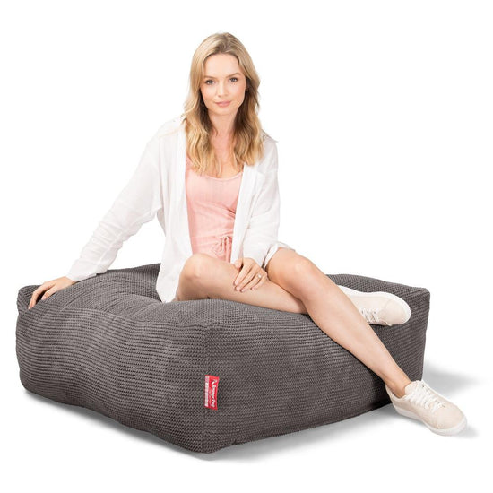 Lounge Pug, CloudSac 250, Puf Reposapiés Otomano Viscoelástico, Pompón Carbón Gris