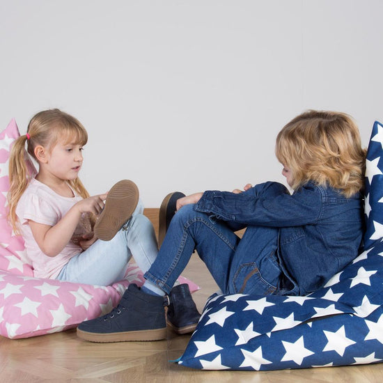 LOUNGE PUG, Puff Pera 'Relajarse' para niños, Estampado Para Niños - Estrellas Rosa