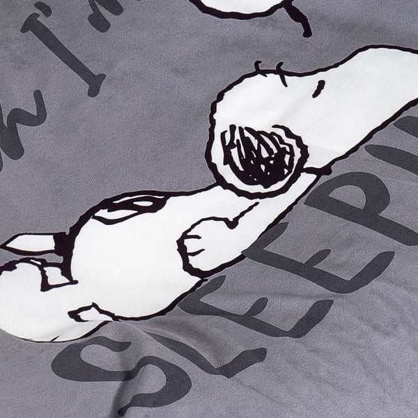Charlie Brown y Snoopy Cama Encorvada para Perros Mediana - Siesta Fabric Close-up Image